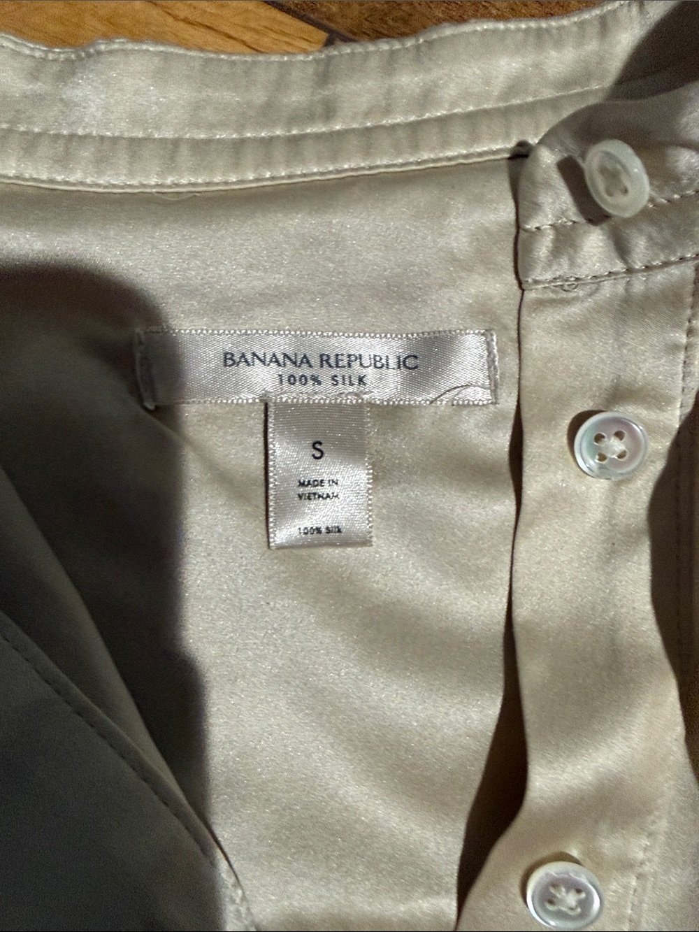 Banana Republic Cream Silk Short Sleeve Henley Blouse - Picture 2 of 4